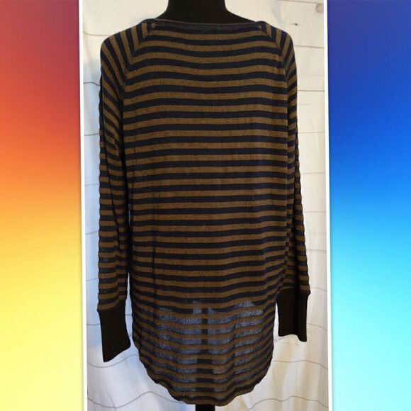 Very J Light Weight Hi Low Hemline Sweater Size Medium. Color Is Navy Blue And T - Picture 3 of 4
